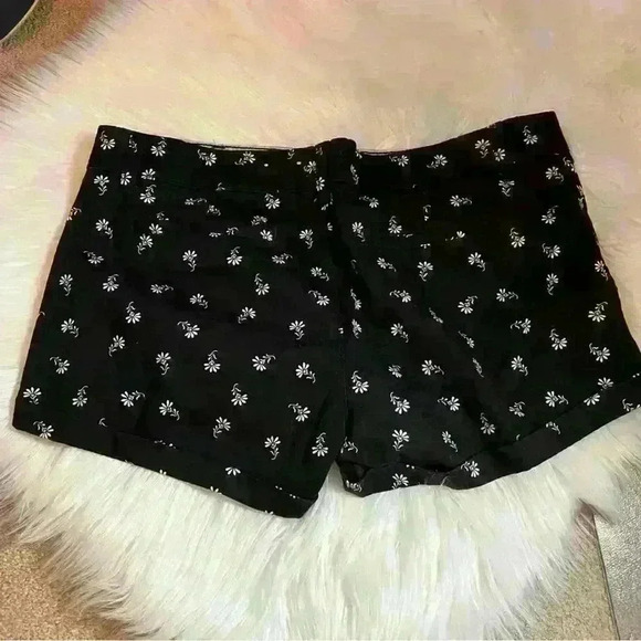SO Ditsy Daisy Floral Shorts - Picture 2 of 4